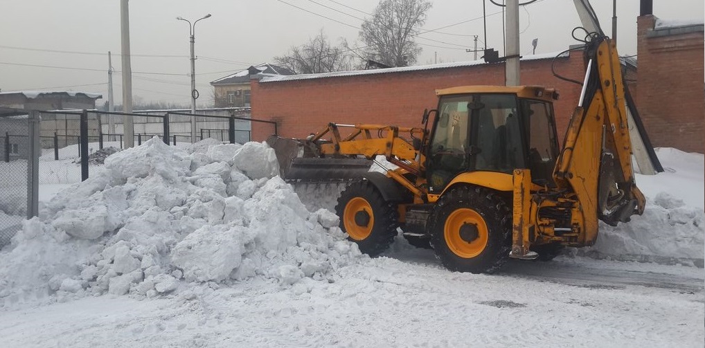 Экскаватор погрузчик для уборки снега и погрузки в самосвалы для вывоза в Петровском