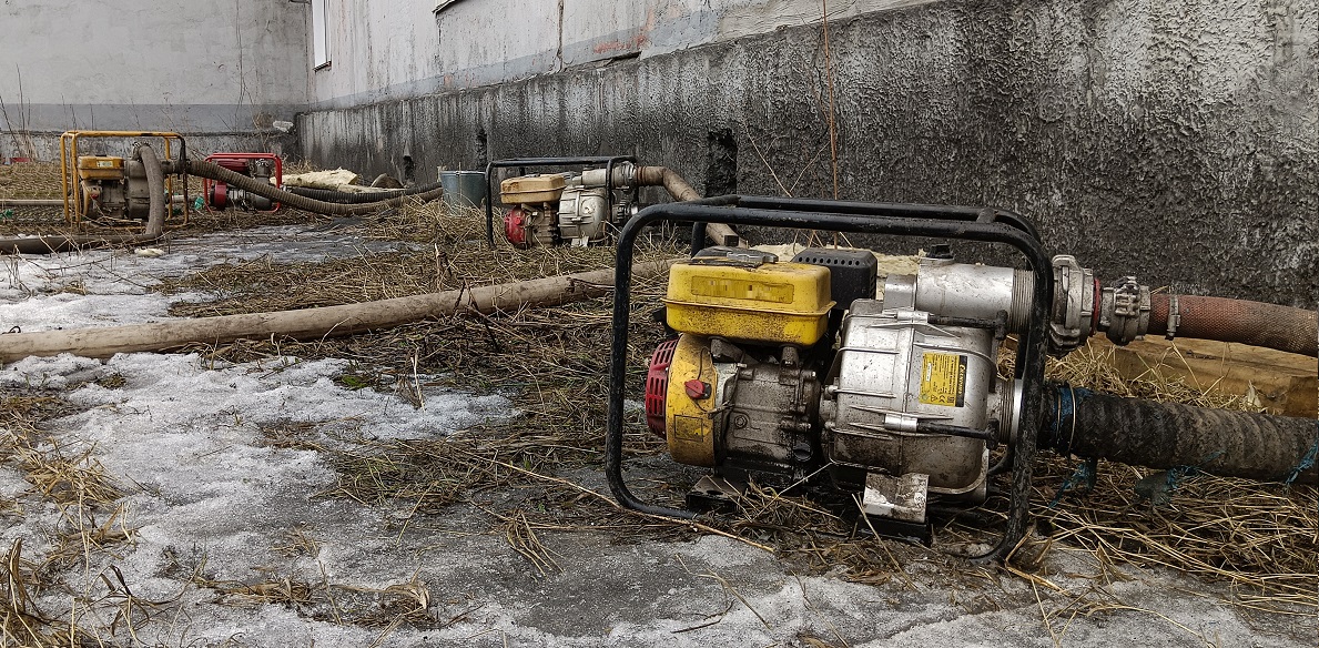 Откачка мотопомпами талой воды из подвала дома в Мичуринске